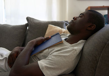 Man napping to improve mental fitness and performance as part of a healthy sleep routine 