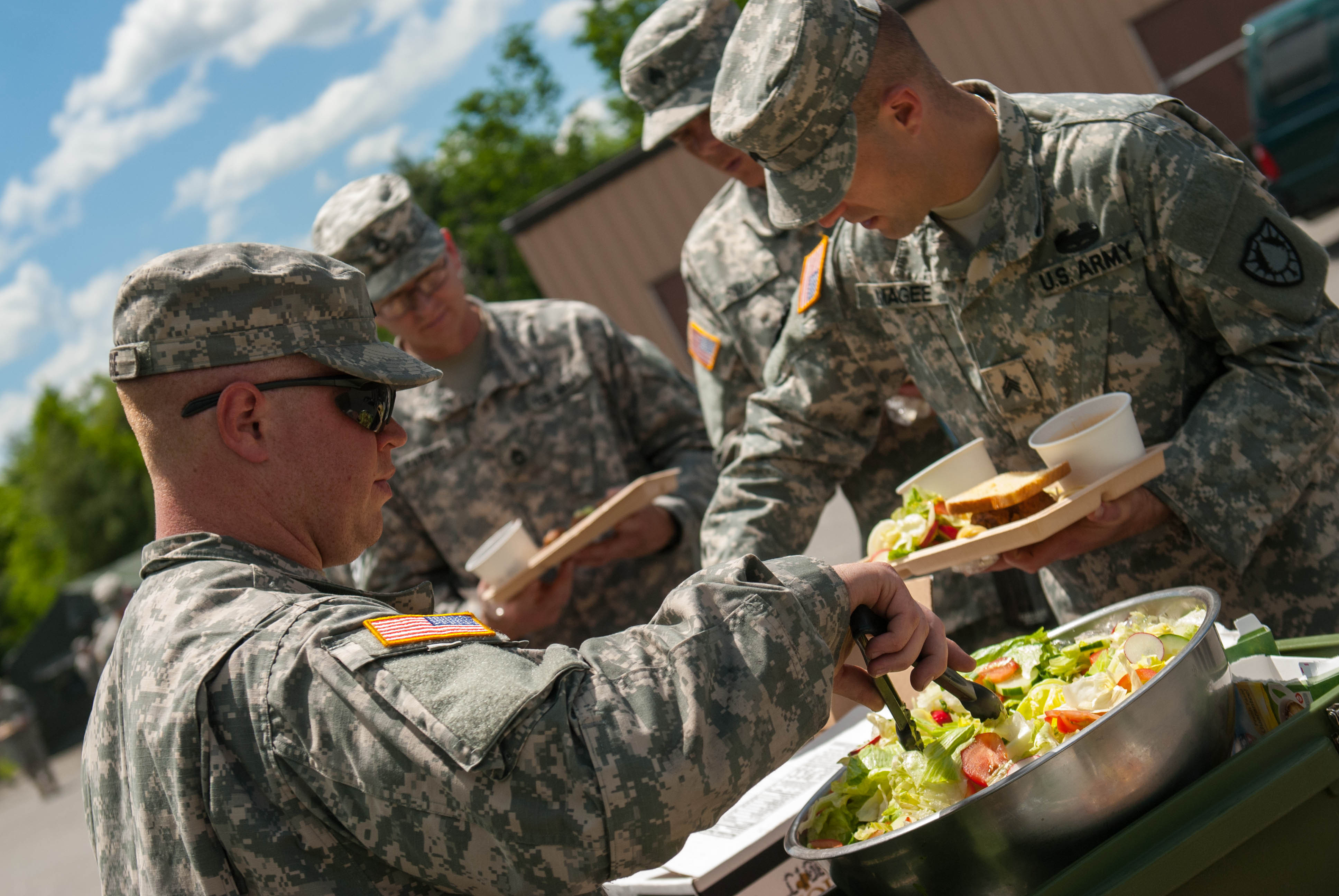 Soldiers helping themselves to salad make healthy performance nutrition choices that fuel military workouts and military well